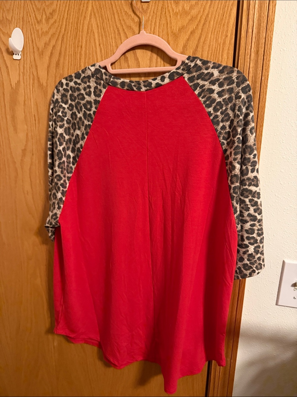 🫶🏼5 for $45!!🫶🏼Zenana Outfitters Red Raglan Top with Leopard Trim - Picture 3 of 3